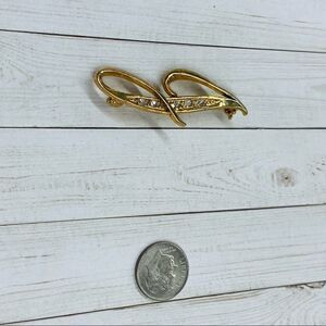 Initial J Gold Crystal Brooch‎